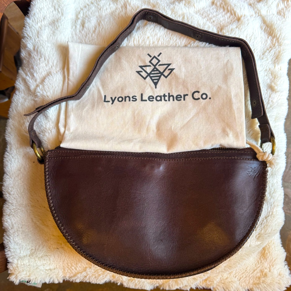 EUC Lyons Leather Espresso Biggie Bee